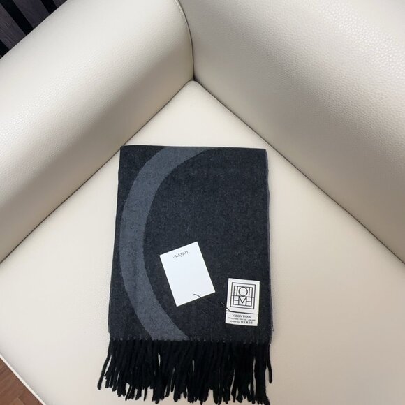 Toteme wool and cashmere scarves - Picture 3 of 8